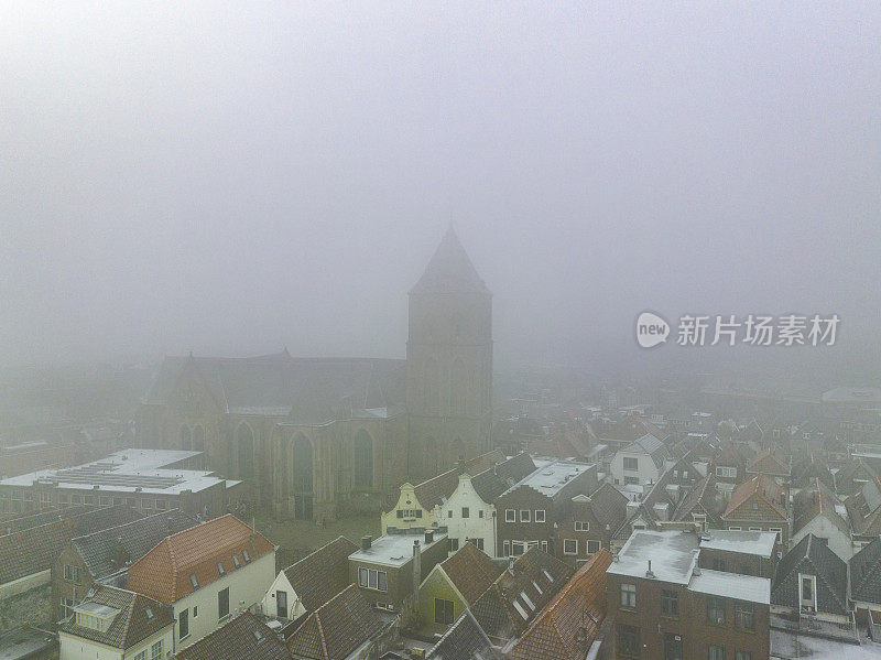 Kampen Buitenkerk教堂鸟瞰图在一个雾蒙蒙的冬天早晨